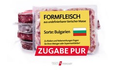 Satirische Fotomontage: Abgepacktes Fleisch mit einem großen Aufkleber mit der Aufschrift: Sorte Bulgarien