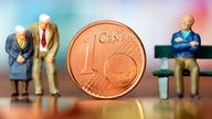 Symbolbild zum Thema Rentenversicherung: Miniaturfiguren von Senioren vor einer Centmünze