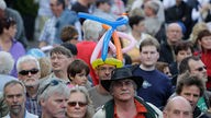 Zuschauer mit Luftballon-Hut vor der Radiobühne in Nettetal