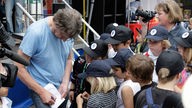 WDR 2 Moderator Matthias Bongard gibt einer Gruppe Kinder Autogramme