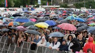 Publikum in Attendorn vor der Konzertbühne mit Schirmen