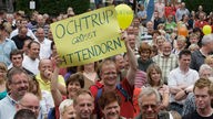 Zuschauer in Attendorn: Plakat mit der Aufschrit "Ochtrup grüßt Attendorn"