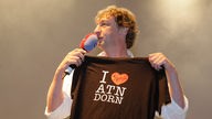 WDR 2 Moderator Matthias Bongard mit einem "I love Attendorn" T-Shirt