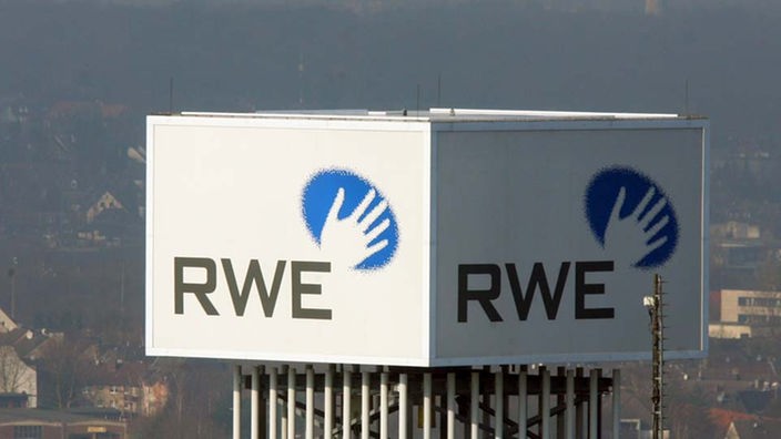 Würfel mit dem Logo des Energieversorgers RWE auf dem Dach eines Hochhauses des Konzerns in Essen
