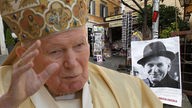 Papst Johannes Pauls II. im Jahr 2002 - im Hintergrund eine aktuelle Straßenszene in Rom