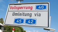 Ein Schild weist auf eine Vollsperrung der Autobahn A40 hin; Rechte: pa/ dpa
