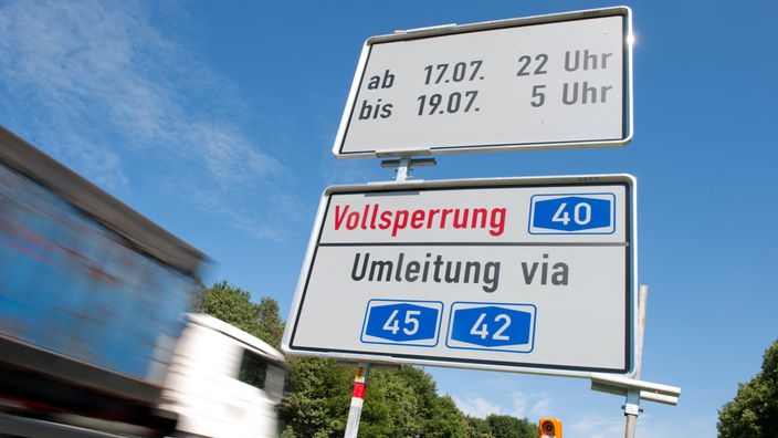 Ein Schild weist auf eine Vollsperrung der Autobahn A40 hin; Rechte: pa/ dpa