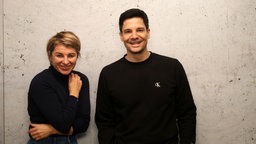 Alain Frei (r) und WDR 2 Moderatorin Sabine Heinrich