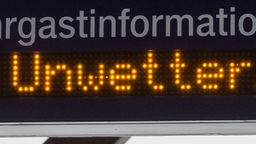 «Unwetter» steht am 18.01.2018 am Bahnhof auf einer Hinweistafel.