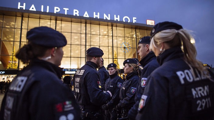 Polizisten vor dem Kölner Hauptbahnhof