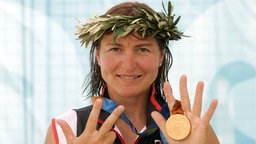 O)lympische Spiele Athen 2004: Birgit Fischer nach dem Gewinn ihrer mittlerweile achten Goldmedaille