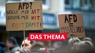Menschen mit Pappschildern bei einer Demonstration in Köln gegen Rechtsextremismus und die AfD (01.02.2024) 