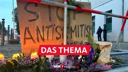 Kerzen stehen vor einem Schild mit der Aufschrift "Stop Antisemitism" bei einer Mahnwache gegen Antisemitismus nach einem versuchten Brandanschlag auf die Synagoge an der Berliner Brunnenstraße. (18.10.2023)