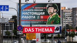 Plakat in Sankt Petersburg für die Anwerbung von Berufssoldaten bei der russischen Armee, Aufschrift "Russland dienen – wirkliche Arbeit" (20.09.2022) 