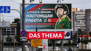 Plakat in Sankt Petersburg für die Anwerbung von Berufssoldaten bei der russischen Armee, Aufschrift "Russland dienen – wirkliche Arbeit" (20.09.2022) 