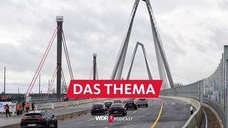Die ersten Fahrzeuge fahren nach der Verkehrsfreigabe über die neue Leverkusener Brücke