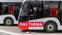 Ein Busfahrer fährt einen der Elektrobusse der Kölner Verkehrsbetriebe