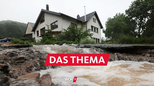 Wasser läuft bei Heimbach an einem Haus vorbei den Hang hinunter (Archivbild aus dem Jahr 2021)