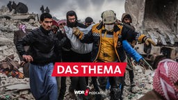 06.02.2023, Syrien, Harem: Zivilisten und Mitglieder des syrischen Zivilschutzes führen Such- und Rettungsmaßnahmesuchen in den Trümmern eines zerstörten Gebäudes durch 
