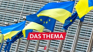 Die Fahnen der EU und der Ukraine wehen vor einem EU-Gebäude in Brüssel
