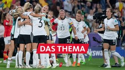 Das deutsch Team jubelt nach dem Sieg im Viertelfinale gegen Österreich (21.07.2022)