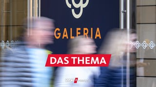 Kunden verlassen eine Filiale der Galeria Kaufhof Karstadt