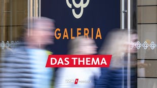 Kunden verlassen eine Filiale der Galeria Kaufhof Karstadt