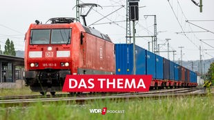 Ein Güterzug der Deutschen Bahn mit Containern