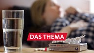 Eine junge Frau liegt krank im Bett und das WDR 2 "Das Thema"-Grafikelement