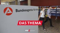 Junge Menschen gehen an dem Schriftzug "Bundesagentur für Arbeit" im Gebäude der Bundesagentur vorbei