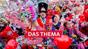 Jecken feiern den Auftakt der Karnevalssession auf dem Kölner Heumarkt (11.11.2022)