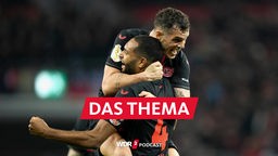 Leverkusens Jonathan Tah und Granit Xhaka feiern nach dem Pokal-Spiel gegen Stuttgart
