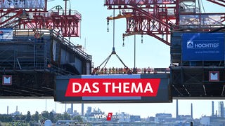 Ein Kran hebt das letzte Bauteil zur "Brückenhochzeit" an den Neubau der Leverkusener Rheinbrücke