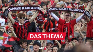 Bayer-Leverkusen-Fans feiern die Meisterschaft mit Schals mit dem Schriftzug "Danke Xabi Alonso"