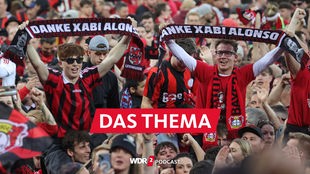 Bayer-Leverkusen-Fans feiern die Meisterschaft mit Schals mit dem Schriftzug "Danke Xabi Alonso"