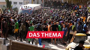 Migranten auf der italienischen Insel Lampedusa warten auf Registrierungpapiere des Roten Kreuzes (17.09.2023)