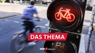 Ein Radfahrer überquert bei Rot eine Straße