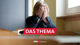 Ein Schüler sitzt allein im Klassen raum und hält die Hände vors Gesicht