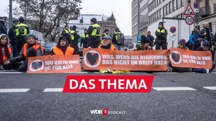 Aktivisten der "Letzten Generation" blockieren eine Straße in München (05.12.2022)