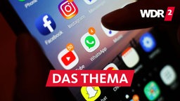 Ein Smartphone-Display mit Symbolen von Social-Media-Apps, darunter Facebook, Instagram, YouTube und WhatsApp.