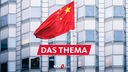 Die Fahne der Volksrepublik China weht im Wind vor der Chinesischen Botschaft in Berlin