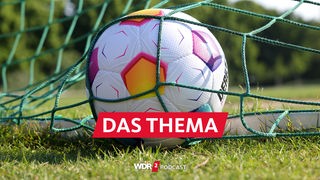Der offizielle Spielball der 1. Bundesliga für die Saison 2023/24 in einem Tornetz