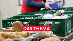 Nordrhein-Westfalen, Essen: Lebensmittel werden in der Ausgabestelle der Essener Tafel einsortiert