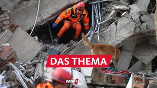 Ein Retter sucht in den Trümmern eines Gebäudes in Kahramanmaras (Türkei) nach Überlebenden
