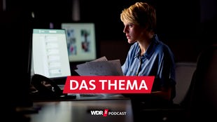 Überstunden: Eine Frau sitzt im Dunklen vor einem Computerbildschirm und bearbeitet Papiere