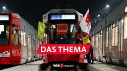 Streikende bringen Flaggen der Gewerkschaft Verdi an einer Straßenbahn der Kölner Verkehrsbetriebe an (05.03.2024)