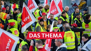 Mitglieder der Gewerkschaft Ver.di streiken am Düsseldorfer Flughafen (27.03.2023)