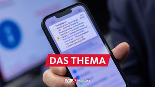 Mitteilung über Probealarm in NRW wird auf einem Mobiltelefon angezeigt