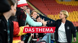 Nach dem WM-Spiel gegen Südkorea: Bundestrainerin Martina Voss-Tecklenburg und Fans der deutschen Mannschaft (03.08.2023)