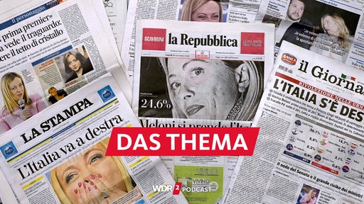 Tageszeitungen mit Fotos der italienischen Politikerin Giorgia Meloni nach dem Wahlsieg ihrer rechtsradikalen Partei